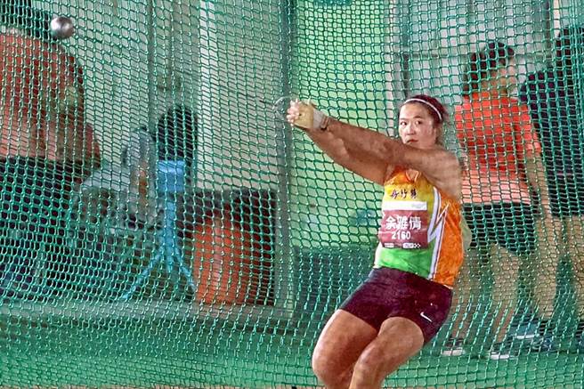 新竹县代表队链球选手余雅倩，在全运会掷出63公尺02打破大会纪录的成绩摘下金牌。（敢动传媒林嘉欣提供／罗浚滨新竹传真）