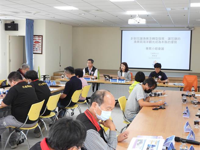 花莲县议会23日在花莲渔会召开专案会议，针对「花莲渔业及转型发展，让花莲渔业与海洋观光成为优势」议题，与相关单位交流与讨论。（罗亦晽摄）