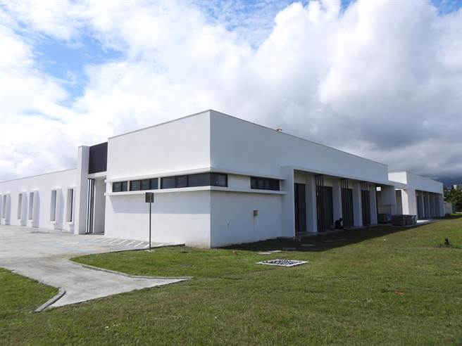 花莲县政府因应花莲渔港旧鱼市用地问题，3年前完成「花莲渔港观光鱼市」第一期工程，却因空间不符摊商需求閒置，目前农业处正进行第二期工程，增加营业空间，预计年底完工。（罗亦晽摄）