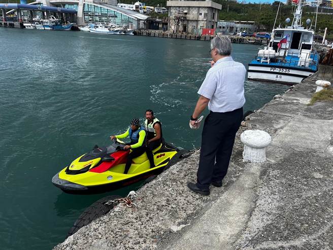 救援团队22日协请垦丁在地水上游憩业者于邻近海域搜寻海豚踪迹。（海保署提供／林瑞益高雄传真）