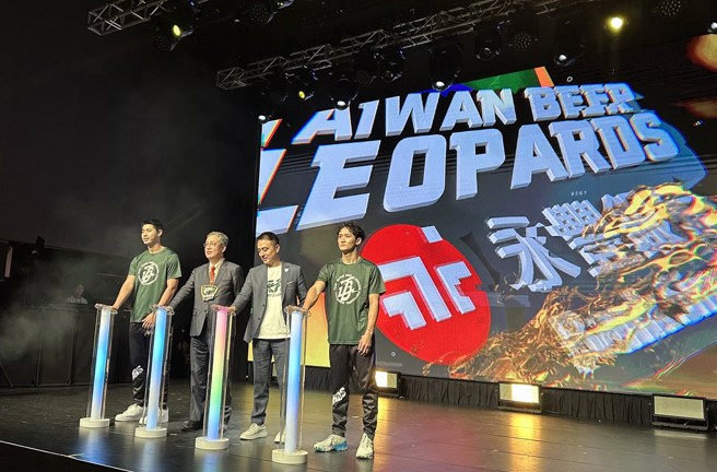 (左至右)林信宽、永丰银行总经理庄铭福、云豹执行长张建伟与蒋淯安共同开启冠名赞助仪式动画。(黄及人摄)