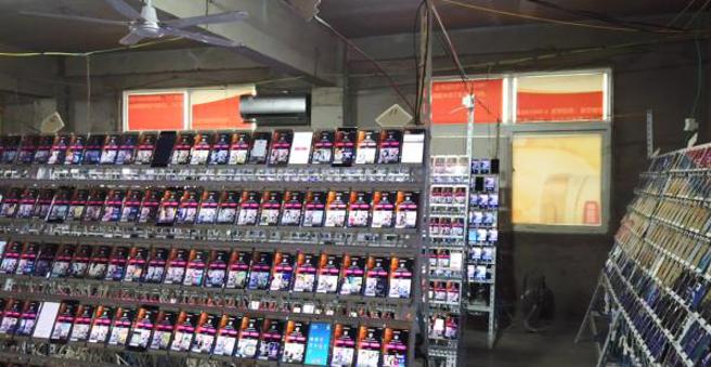 大陆安徽警方破获「网路水军」犯罪案，集团成员用逾2.6万支手机「刷屏」，为直播间达到涨粉、引流的目的。（图取自光明网）