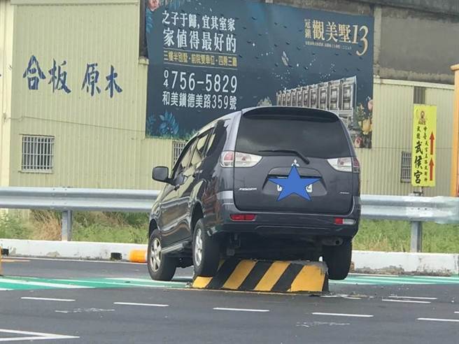 彰化县和美镇嘉卿路今年2月发生一起学童死亡车祸，县府交通处检讨后上个月底完成改善工程，设置全县首座「4合1」友善行人路口，不过才刚完工就接连发生3起车祸，县府表示，应该是民眾不熟悉，将设警示改善。（民眾提供／吴建辉彰化传真）