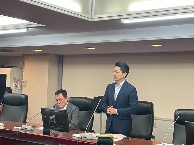 台北市長蔣萬安赴民眾黨團說明預算及重大政策，他表示，針對《台北市競選廣告物管理自治條例》，一定依法辦理，不分顏色。（劉彥宜攝）