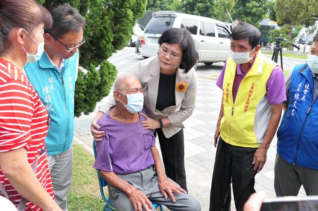 国道3号云林县斗六段21日发生4死22伤重大车祸，其中自小客车陈姓男驾驶为云林县土库镇人，云林县长张丽善（左四）23日前往虎尾殡仪馆慰问家属，死者老父（左三）痛哭喊着「为何要走这条路啊」。（张朝欣摄）