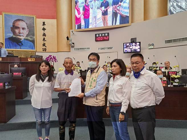 國民黨台南市議員李中岑、蔡淑惠、蔡育輝今天聯合質詢時，指市府為提高安南區文蛤養殖的品質，劃設500多公頃養殖專區，卻仍核准範圍內的土資場證照，導致廢棄物汙染，大量文蛤死亡，陳情漁民也到場遞交陳情書給市長黃偉哲。（洪榮志攝）
