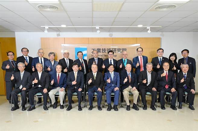 工研院第十二届院士会议邀请多位重量级代表提出建言，前排左起为，史钦泰、陈兴时、林本坚，工研院院长刘文雄、施振荣、工研院董事长李世光、虞华年、林耕华、王康隆、杨振通。后排左起为，工研院法务长王鹏瑜、副院长胡竹生、副院长张培仁、萧慈飞、杜书伍、陈其宏、刘克振、童子贤、吴明贤、李谋伟，工研院AI策略长余孝先、行销长林佳蓉及协理苏孟宗。（工研院提供／罗浚滨新竹传真）