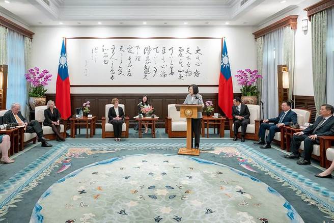 蔡英文总统23日上午接见「美国外交政策全国委员会（NCAFP）访问团」(总统府提供)