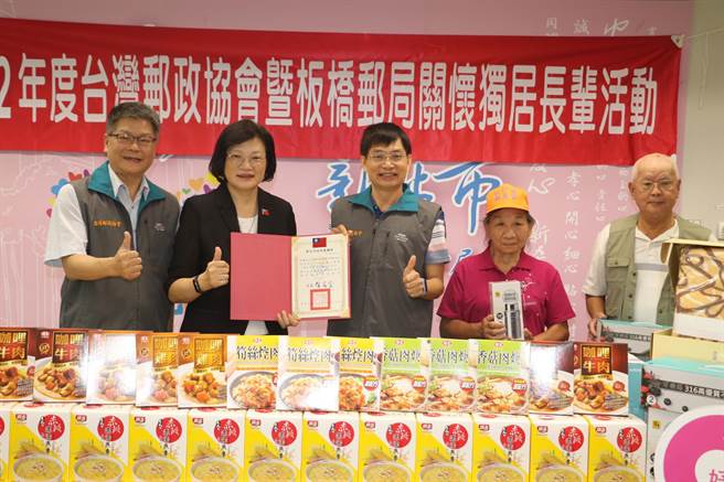 新北市社會局李美珍（左二）代表市長侯友宜回贈感謝狀給板橋郵局長鄭至能（中）  左1為板橋郵局副局長李炳坤。（新北市社會局提供）