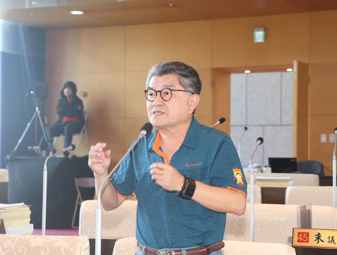 台中市议员李中表示，印尼、菲律宾等国日前研究撤侨问题，台中市10万移工若撤离，恐影响产业、家庭照顾，要求社会局应提出因应规画。(林欣仪摄)