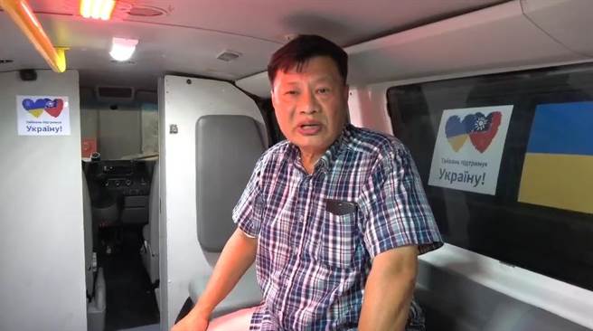 乌俄战争持续超过1年半仍未歇，来自彰化的伸仁纺织公司董事长白璨荣，今年7月捐赠印有爱心「Taiwan can help」和国旗共48辆救灾车辆及医疗器材物资前进乌克兰。（民眾提供／吴建辉彰化传真）