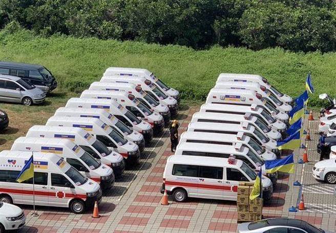 乌俄战争持续超过1年半仍未歇，来自彰化的伸仁纺织公司董事长白璨荣，今年7月捐赠印有爱心「Taiwan can help」和国旗共48辆救灾车辆及医疗器材物资前进乌克兰。（白璨荣提供／吴建辉彰化传真）