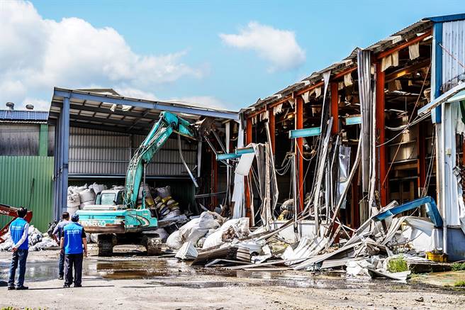 关西镇艾斯巴达公司污染凤山溪事件，县府查出建物违法增建进行强制拆除，逾期未缴960万6000元罚锾移送新竹行政执行处强制执行。（罗浚滨摄）