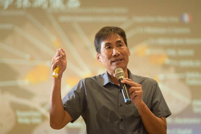 台北市华兴中学日前邀请严正返校演讲，他勉励学生不要害怕询问问题，并努力尝试困难的事，成为台湾第1位太空人。（华兴中学提供／蔡佩珈台北传真）