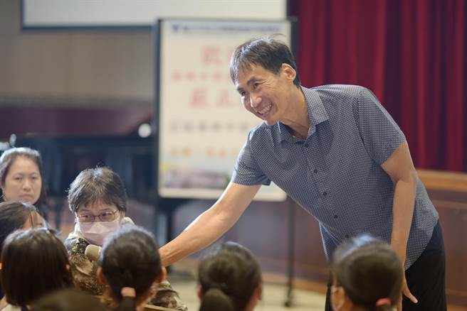 台北市华兴中学日前邀请严正返校演讲，他勉励学生不要害怕询问问题，并努力尝试困难的事，成为台湾第1位太空人。（华兴中学提供／蔡佩珈台北传真）