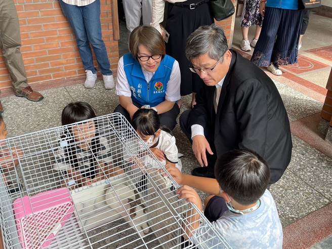 客委会主委杨长镇、苗栗县副县长邓桂菊等人与学生互动。（李京升摄）