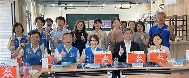 客委会主委杨长镇、苗栗县副县长邓桂菊等人前往侨育国小观摩。（李京升摄）