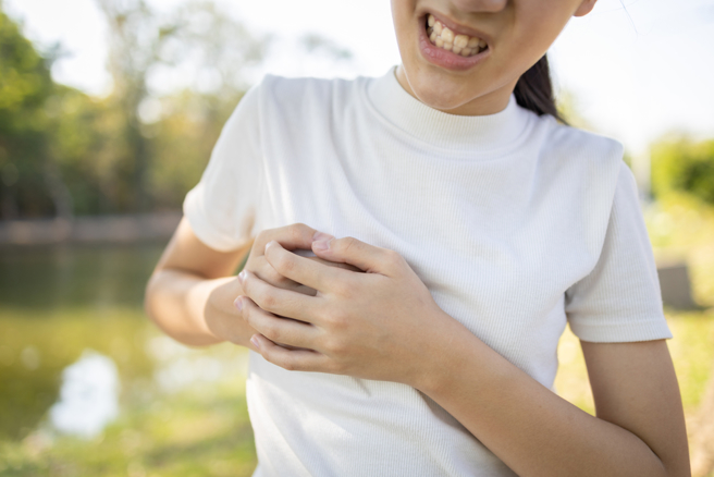 一名7岁女童因不断喊胸部痛，被带至医院检查，结果竟被发现胸部疑似已开始发育，最终确认是性早熟。（示意图／Shutterstock）