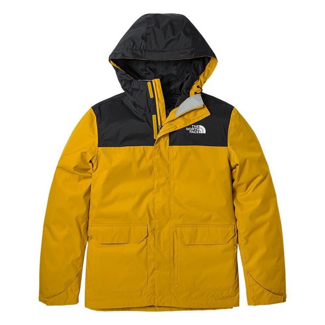 新光三越台北信義新天地A11 The North Face男款黃色防水透氣可調節衝鋒衣，特價5028元、原價8380元。（新光三越提供）
