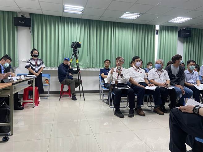 宜兰运务段员工与局长讨论中。（吴佩蓉摄）