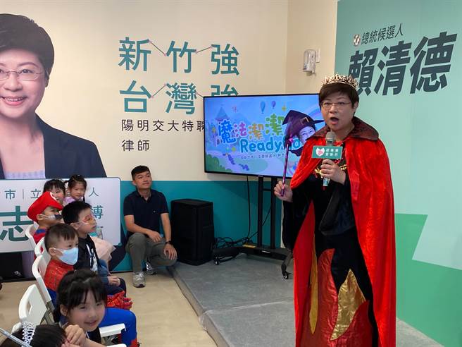 民进党新竹市立委参选人林志洁（右）23日宣布将推出亲子活动「魔法洁洁 Ready Go！」。（陈育贤摄）