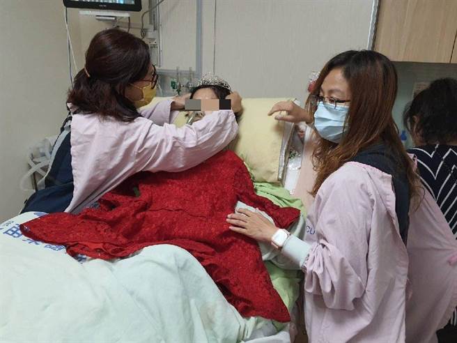 癌末患者在加护病房接受换新衣、戴皇冠等精心妆扮，完成充满仪式感的毕典颁发毕业证书圆梦计画。（部苗医院提供／李京升苗栗传真）