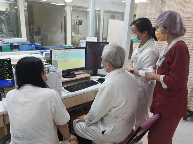 部苗安寧团队吴刚医师(左二)了解患者病况，并与同仁进行圆梦计画讨论。（部苗医院提供／李京升苗栗传真）