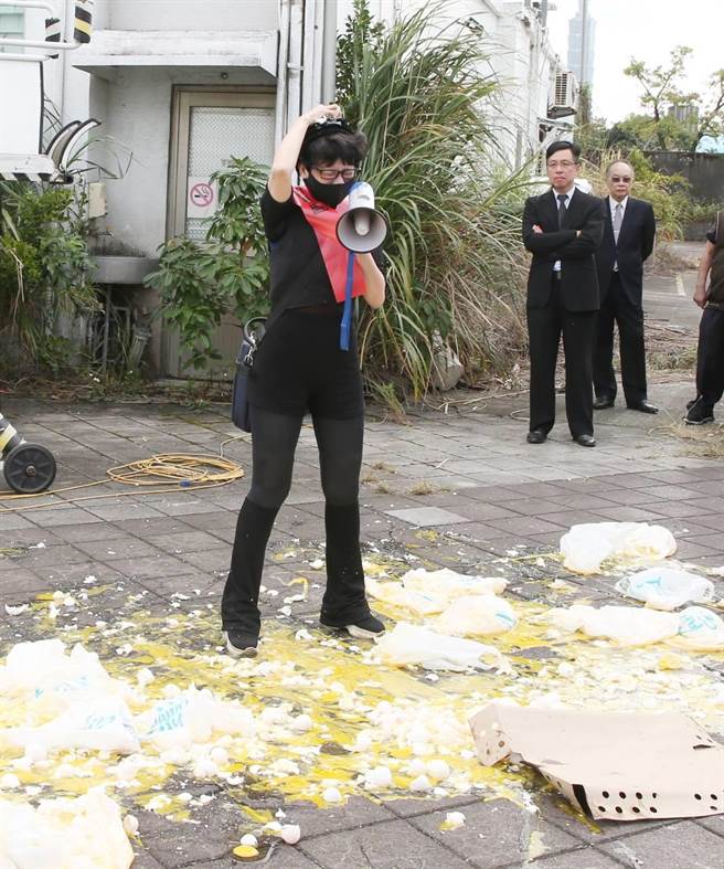 远东航空承租台北国际航空站土地使用合约到期，但却一直未清空归还，经法院判决确定应返还，23日执行拆除作业，远航自救会成员到场以鸡蛋砸头表达不满。（赵双杰摄）