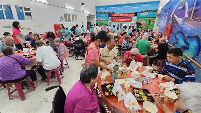 衛福部澎湖老人之家的院友及日照學員，23日中午與義廚成員一起享用營養美味的九宮格餐盒當午餐。（許逸民攝）