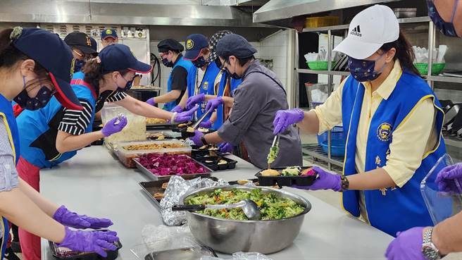 義廚成員23日早赴澎湖老人之家廚房，幫院友及日照學員準備九宮格餐盒的午餐。（許逸民攝）