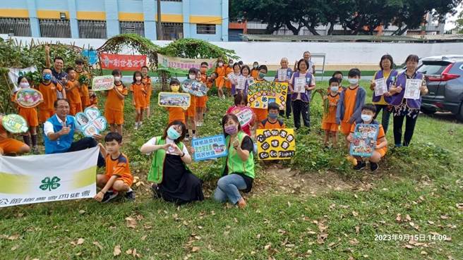 創世苗栗院工作人員23日農地致贈感謝狀，感謝公館鄉農會及公館國小大小志工們的愛心。（創世基金會提供／李京昇苗栗傳真）