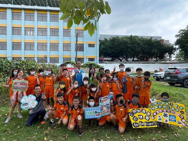 公館鄉農會、公館國小攜手送愛。（創世基金會提供／李京昇苗栗傳真）