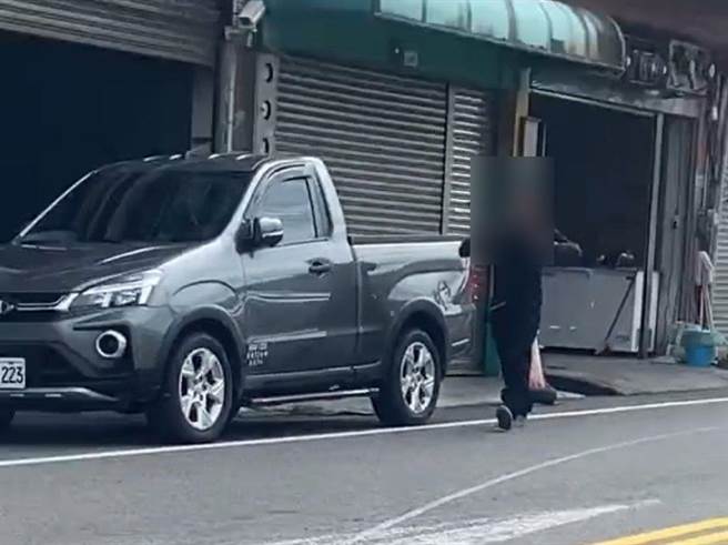 男子持雙刀自抵脖子路上閒晃嚇壞路人。（取自我是平鎮人臉書／呂筱蟬桃園傳真）