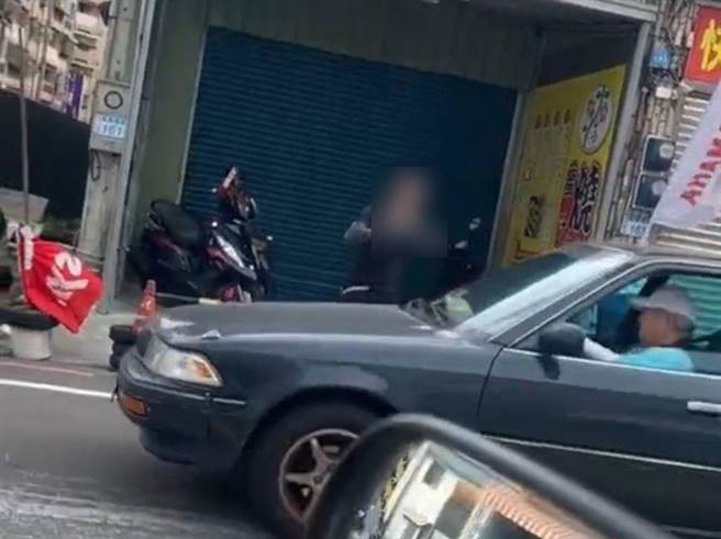 男子持雙刀自抵脖子路上閒晃嚇壞路人。（取自我是平鎮人臉書／呂筱蟬桃園傳真）