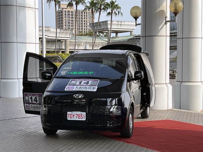 台南市政府今天宣布，台南市区14路公车从11月1日起，将于离峰时段导入全新的9人座小巴营运。（洪荣志摄）