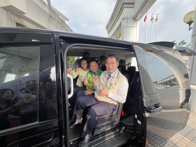 台南市长黄伟哲试乘9人座小巴公车后称讚说，小巴公车坐起来比他的公务车还舒服。（洪荣志摄）