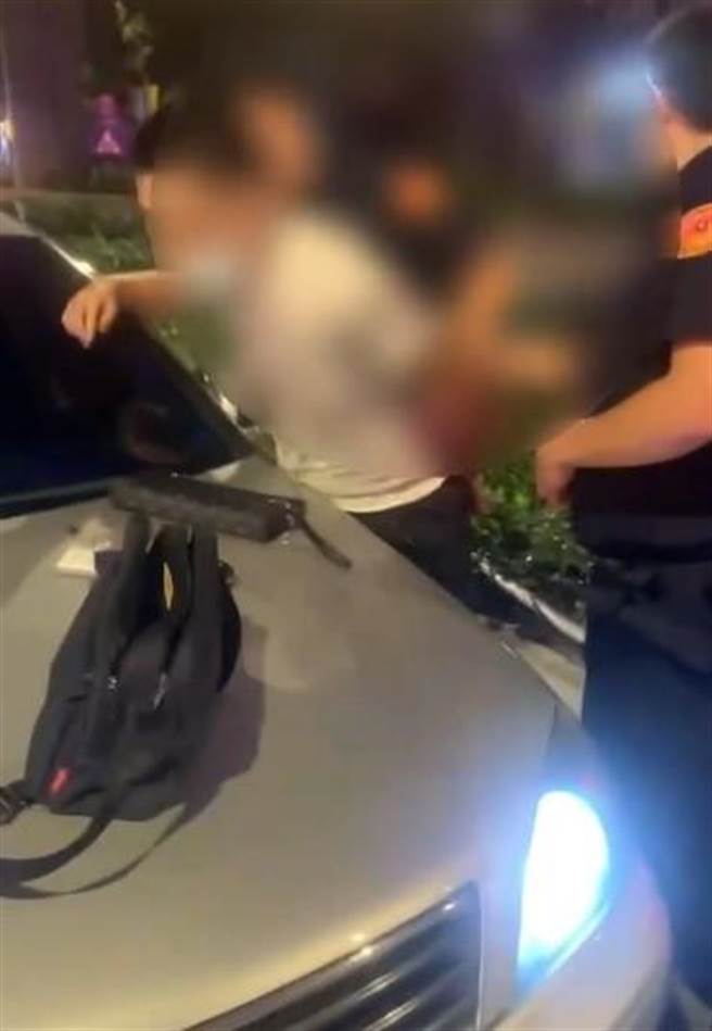 警方破窗逮人。（中和警分局提供）