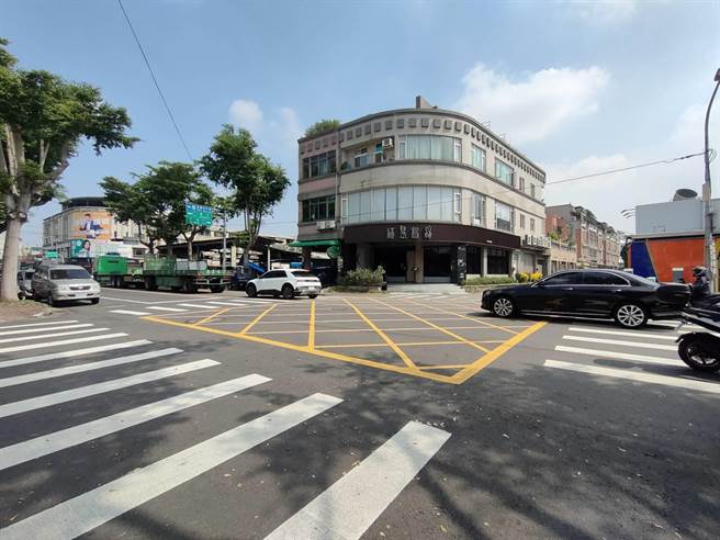 台中市乌日区光日路与公园三街口未设置交通号志，今年已累计4起交通事故，台中市议员曾威23日邀集相关单位前往会勘，研议增设闪黄灯号志改善，交通局将进行研议。（潘虹恩摄）