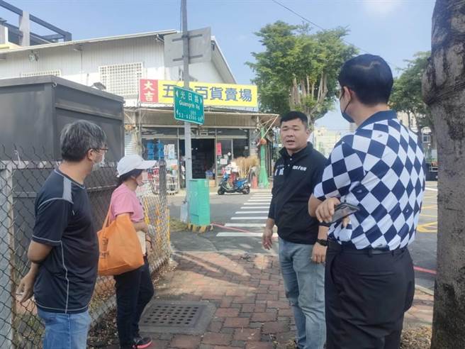 台中市乌日区光日路与公园三街口今年已累计4起交通事故，民眾向台中市议员曾威陈情，23日邀集相关单位前往会勘，，研议增设闪黄灯号志改善，交通局将进行研议。（潘虹恩摄）