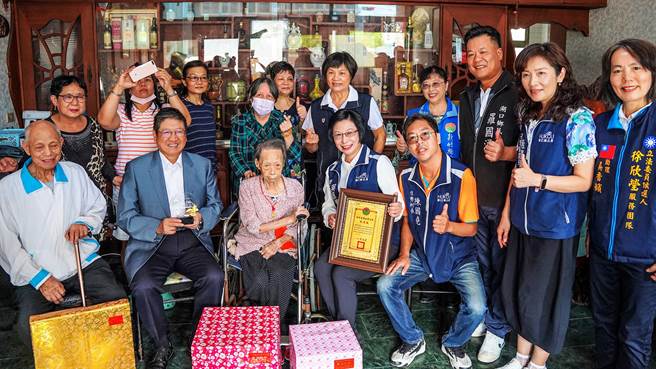 新竹县长杨文科（左二）等人到湖口乡探访102岁黄陈月英（左三）。（新竹县政府提供／罗浚滨新竹传真）