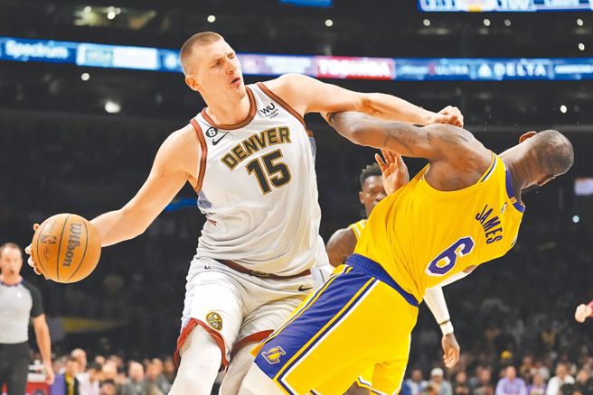 湖人在今年5月西區決賽G4中，半場曾領先15分，下半場卻遭金塊逆轉，最後由金塊以113比111直落4闖進總決賽。圖為金塊名將約基奇在該場比賽中演出30分、14籃板、13助攻「大三元」（資料照／美聯社）