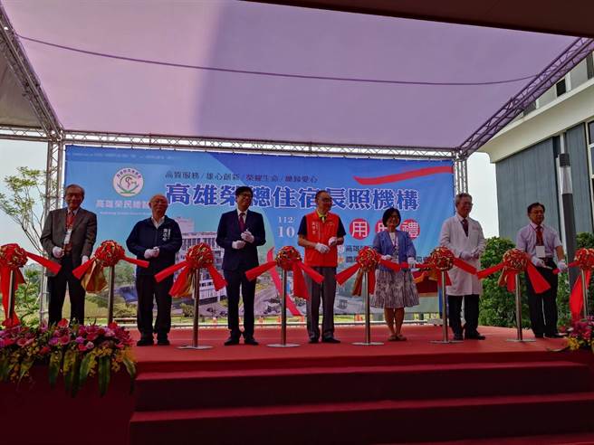 高雄荣总成立住宿长照机构23日举办启用典礼，高荣院长林曜祥（右2）、退辅会主委冯世宽（中）、卫福部长照司长祝健芳（右3）、高雄市长陈其迈（左3）等贵宾皆出席。（任义宇摄）