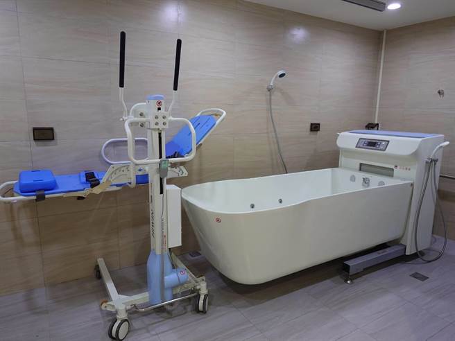 高荣住宿长照机构拥有洗澡机搭配悬吊式轨道，方便行动不便住民洗澡。（任义宇摄）