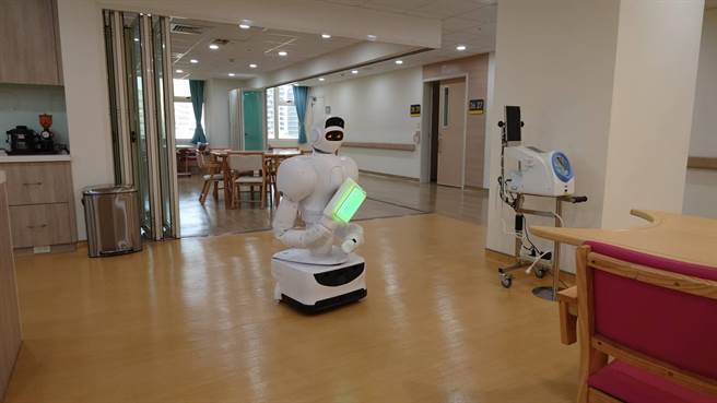 高荣住宿长照机构配有智慧型服务机器人「aeo」，能协助进行环境消毒、关怀住民等，分摊照护工作。（任义宇摄）