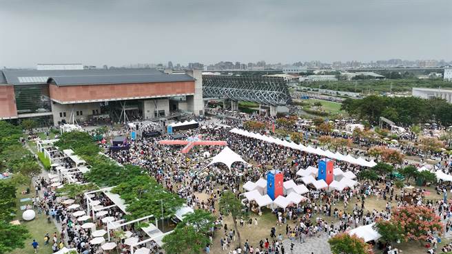 台湾歷史博物馆去年举办馆庆的园区人潮盛况，今年将以「岛屿时代春风大庙埕」邀请民眾一同欢庆开馆12周年。（台湾歷史博物馆提供／程炳璋台南传真）