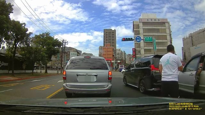 台北市东新街与南港路口发生一起离谱车祸，「行动豪宅豪」遭撞CRV二次衝撞。（翻摄脸书「爆料公社二社」）