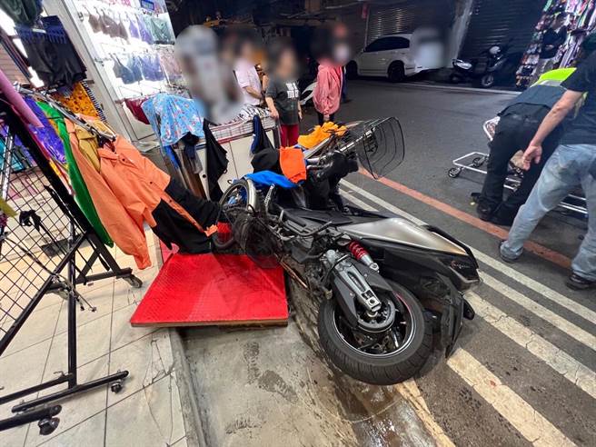 黄男骑重机载女友出门，疑因不胜酒力，撞上林男机车后倒地。（中和警分局提供）