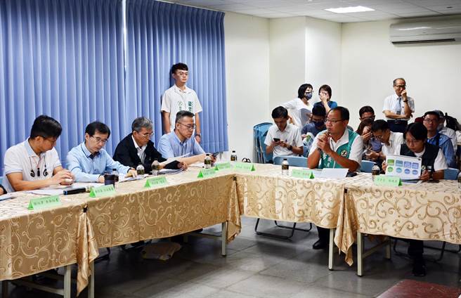 立法院财政委员会23日南下屏东，考察「高屏第二快速道路、高捷延伸屏东大寮段」中央预算执行情形，地方民代当场痛批，都在纸上谈兵。（林和生摄）