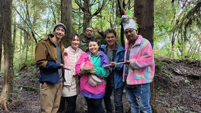 渡边直美（中）在《怎么可能》剧组过生日。（华映娱乐提供）