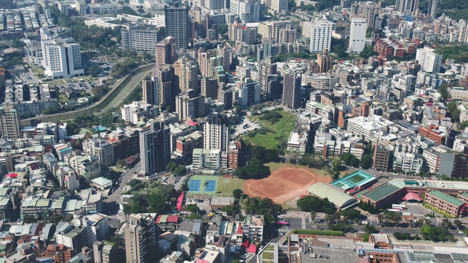 今年第二季平均房貸期數已達295期，約為24.6年，創下歷史次高紀錄。(圖/信義房屋 提供)